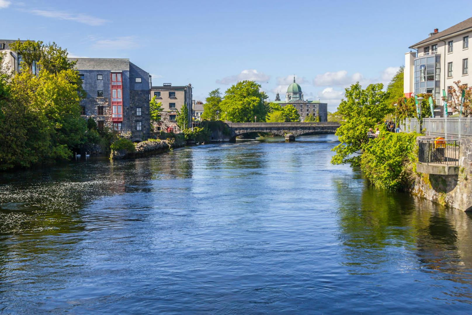 4. Galway, Irland

Galway ist bekannt für seine bunten Hausfassaden, die sich an der Uferpromenade harmonisch aneinander reihen. Die Region wird 2020 europäische Kulturhauptstadt sein. Dementsprechend geladen sieht der Eventkalender aus. Schauspiele, digitale Kunstwerke, Musik, Theater und Tanz wird es in den  Straßen der lebendigen Stadt zu sehen geben.