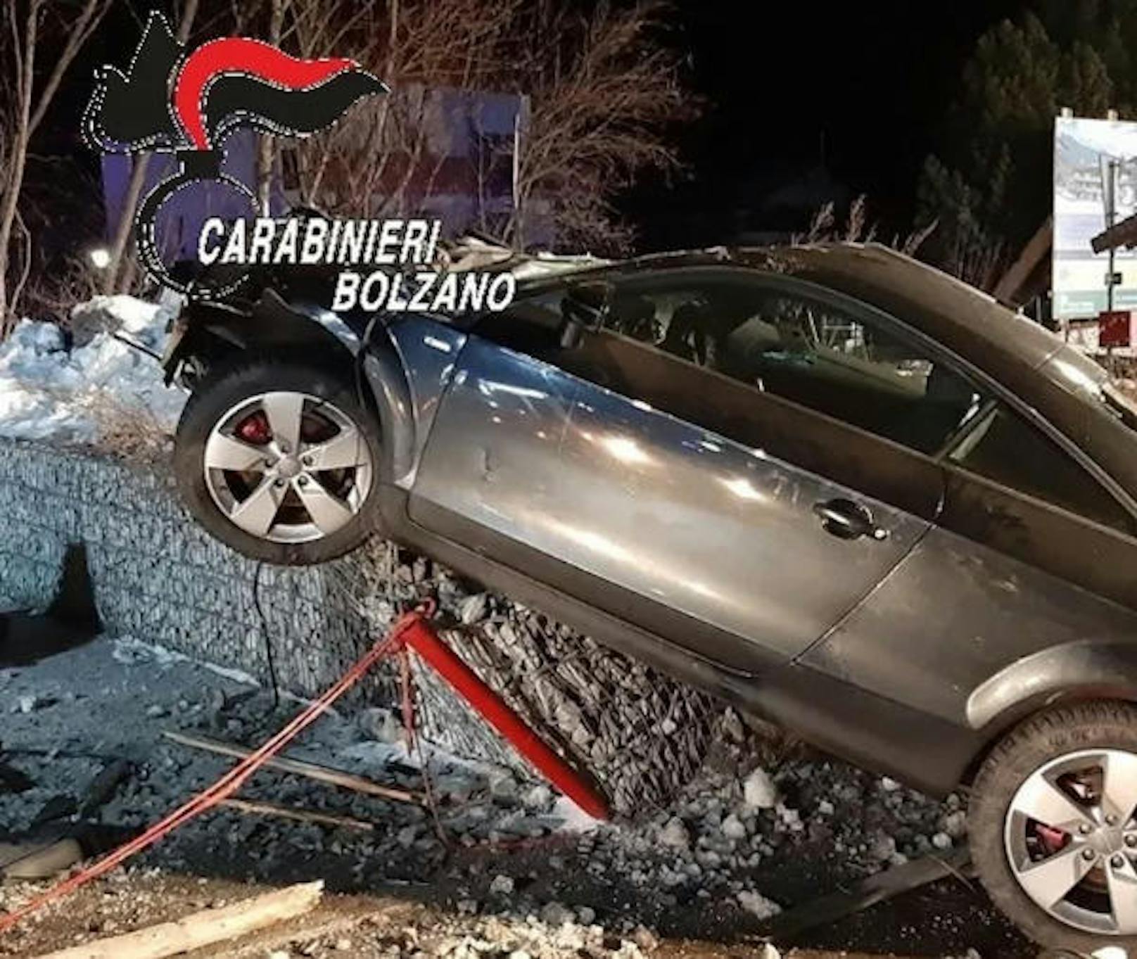 Die italienischen Carabinieri haben erstmals Fotos des Unfallautos veröffentlicht.