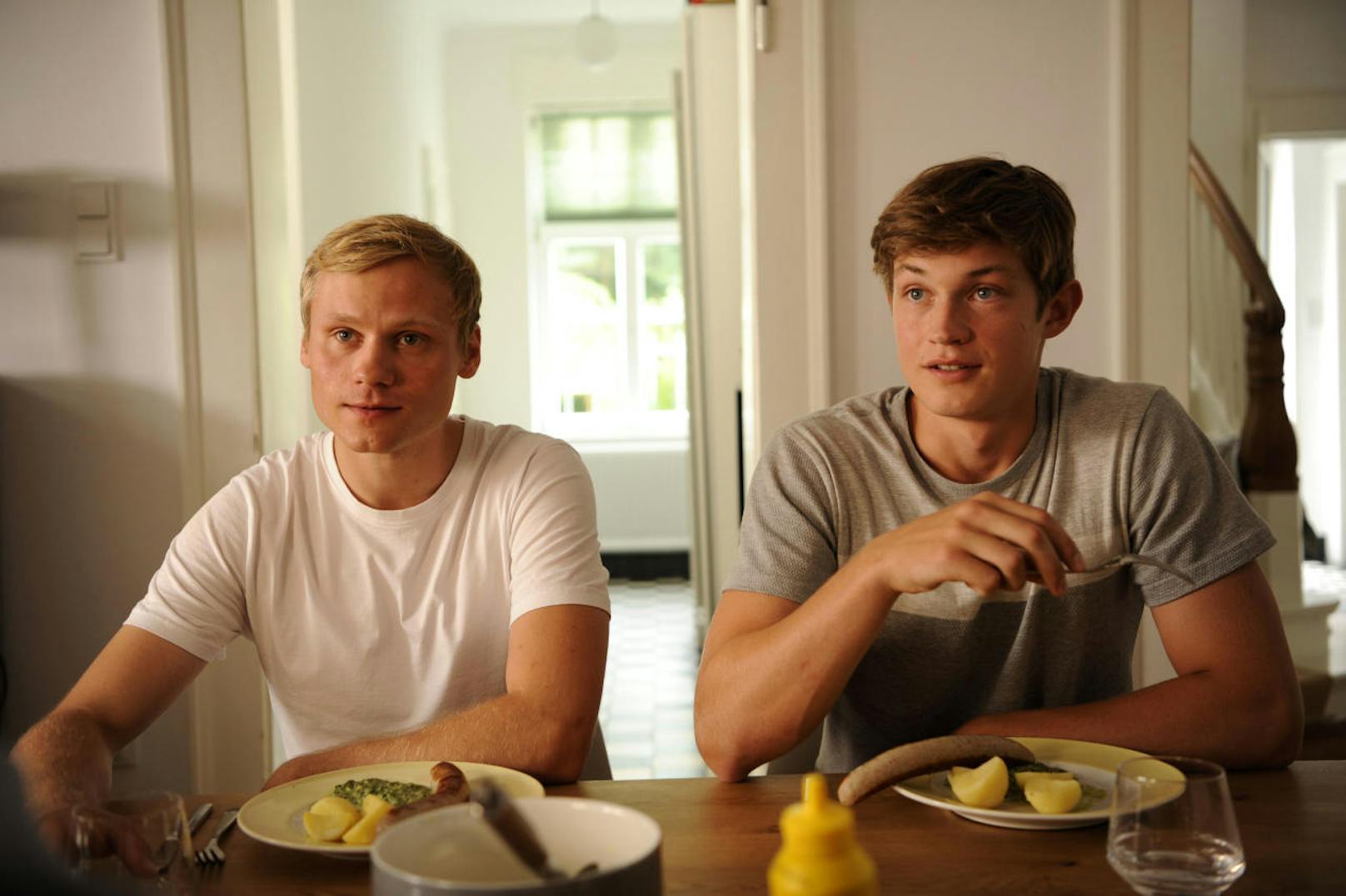 Jonas (Damian Hardung) mit seinem Bruder Nils (Anton Spieker)