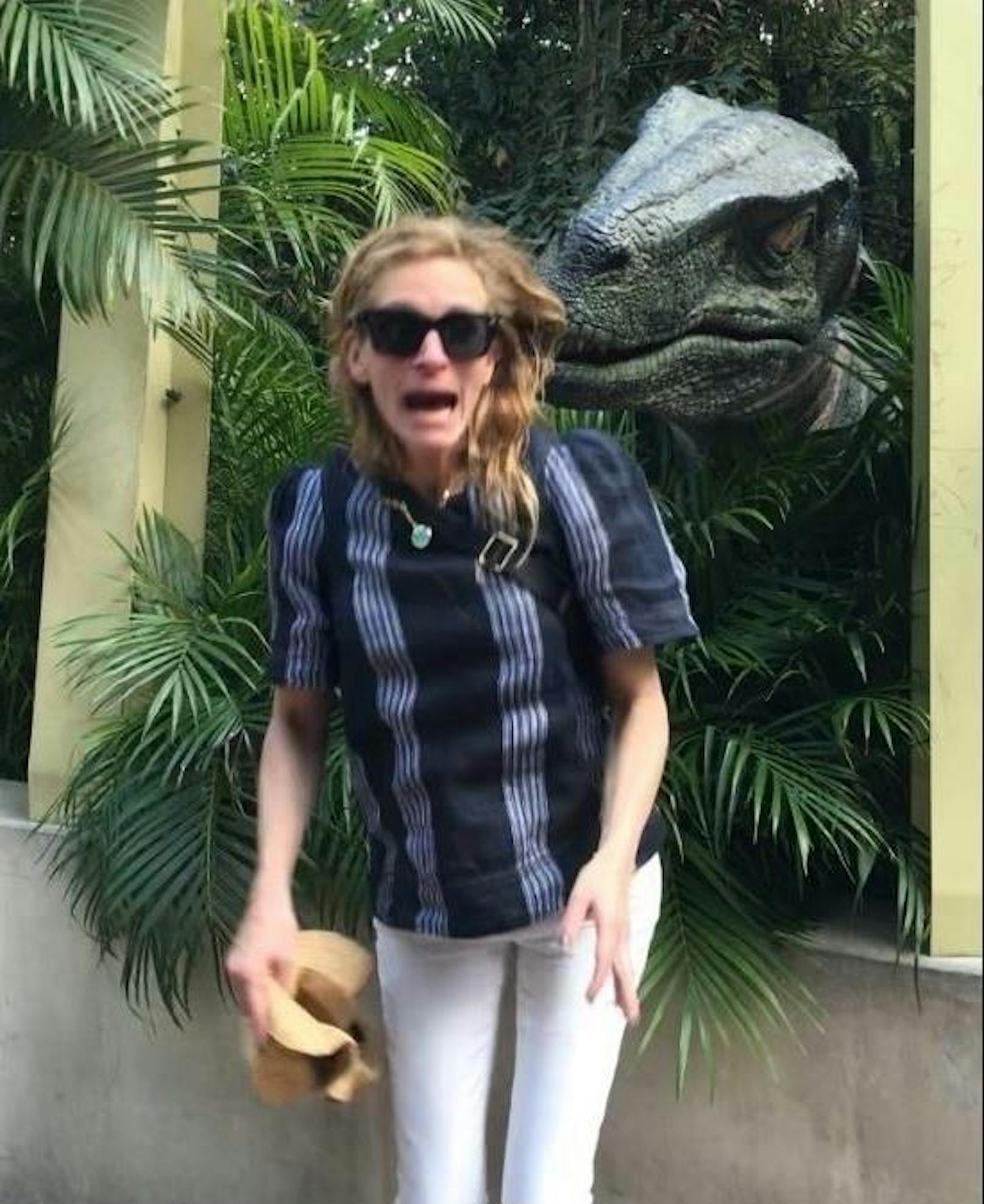 12.03.2019: Attacke von hinten! Julia Roberts hat in Orlando im Universal Theme Park genausoviel Spaß wie das durchschnittliche Kind. Und wenn ein Dino das Foto bombt, ist sie für den passenden Gesichtsausdruck zu haben
