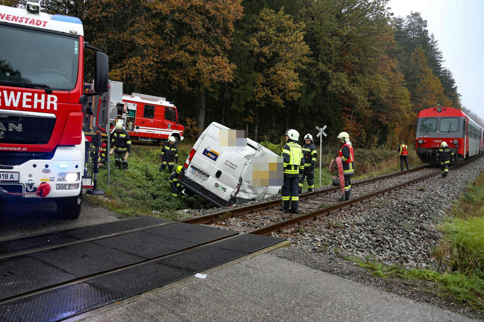 Auf einem Bahnübergang in Rutzenham (Bez. Vöcklabruck) kam es zwischen einem Regionalzug und einem Pakettransporter zum Crash. 