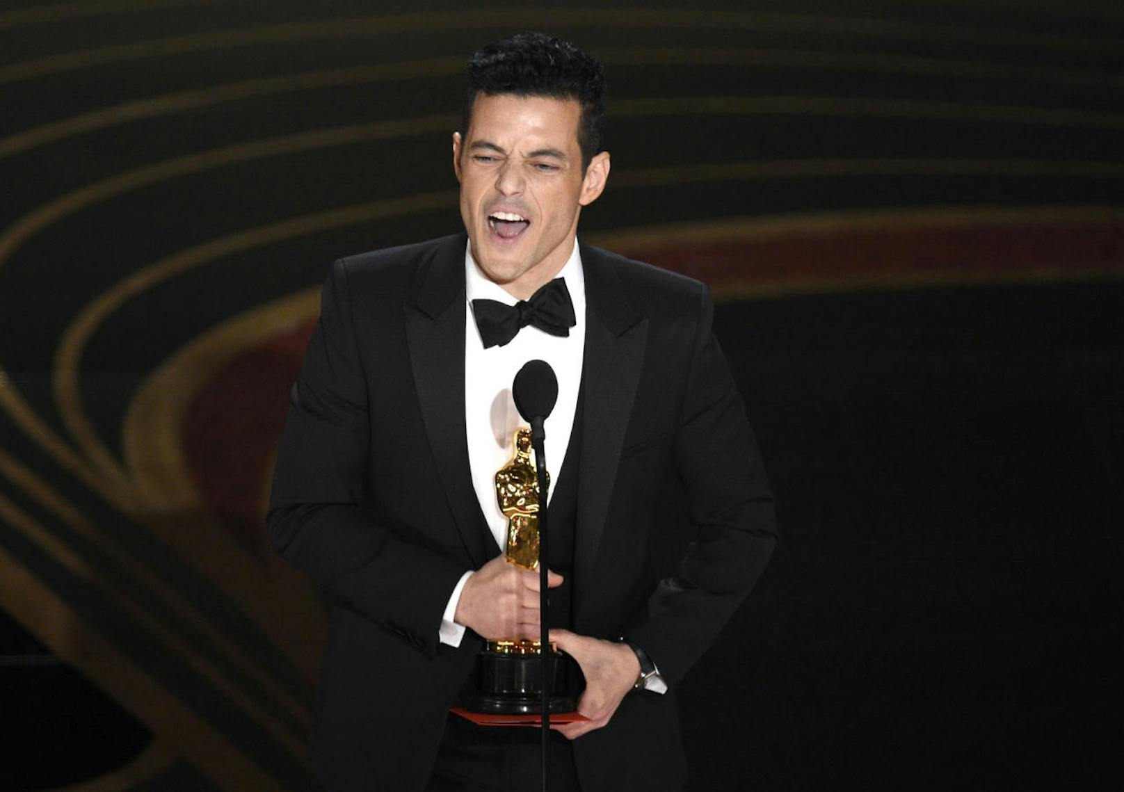 Rami Malek mit seinem Oscar als bester Hauptdarsteller (für "Bohemian Rhapsody") am 24. Februar 2019 bei der Verleihung der Academy Awards in Los Angeles.