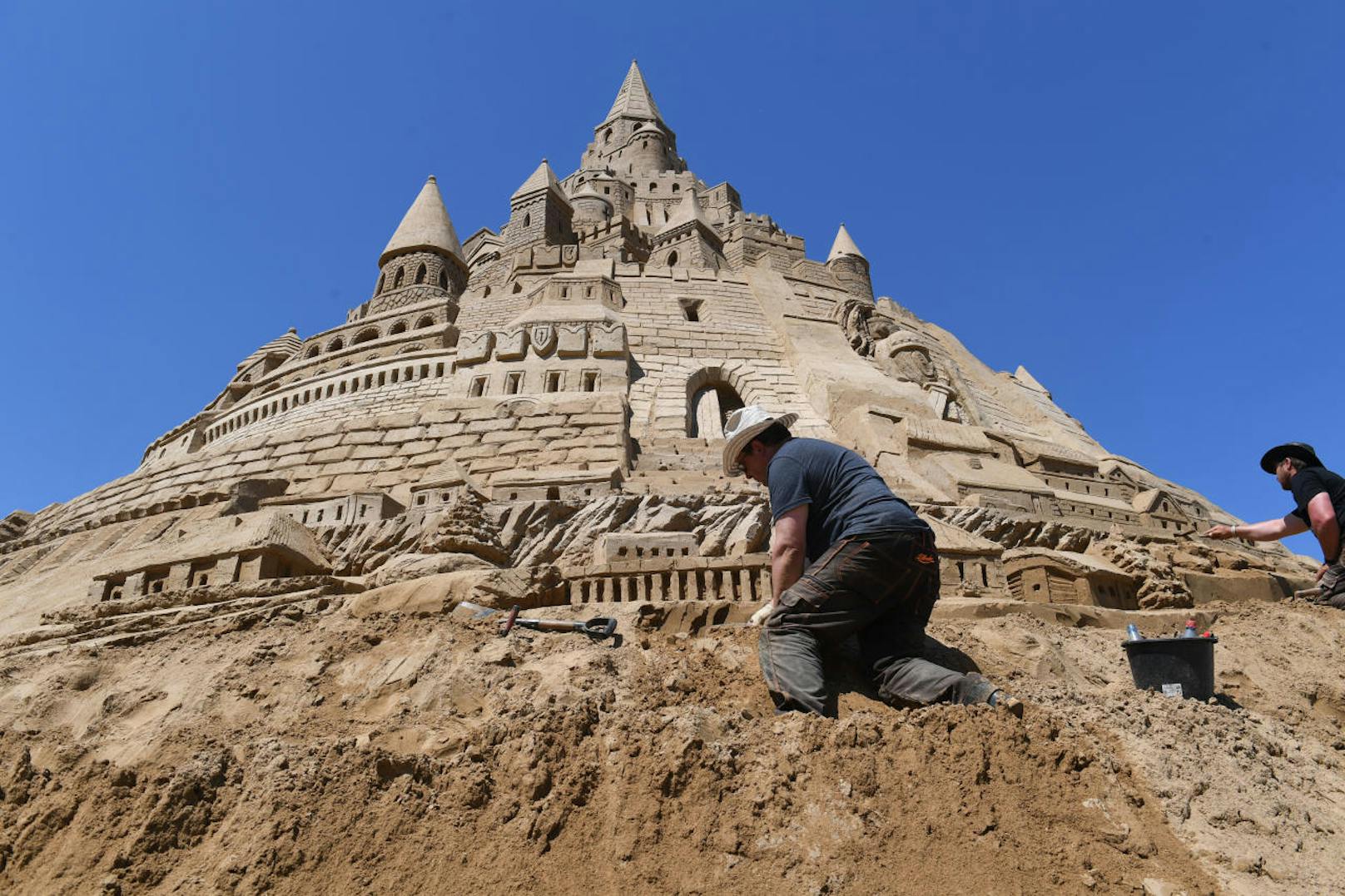 <b>Sandburgen bauen:</b> Auf Sylt (D) ist das Burgenbauen am Strand aus Küstenschutz- und Sicherheitsgründen verboten. Dabei geht es nicht um kleine Sandburgen aus Kinderhand, sondern um größere "Bauwerke". In manchen Orten auf Rügen gibt es sogar Maximalgrößen für Sandburgen.