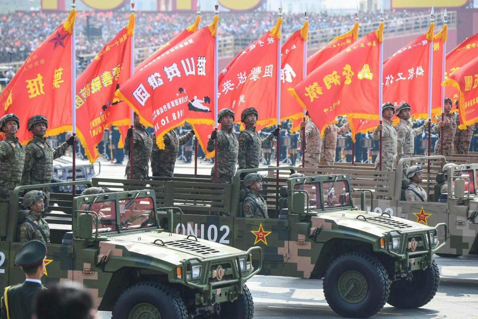 70 Salutschüsse: Auf dem Platz des Himmlischen Friedens in Peking beteiligen sich 15.000 Soldaten an einer riesigen Militärparade.