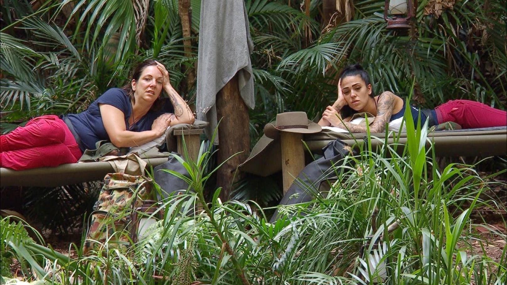 Tag 2 im Camp. Danni Büchner (l.) und Elena Miras müssen zur Dschungelprüfung "Grauen Under" antreten.  