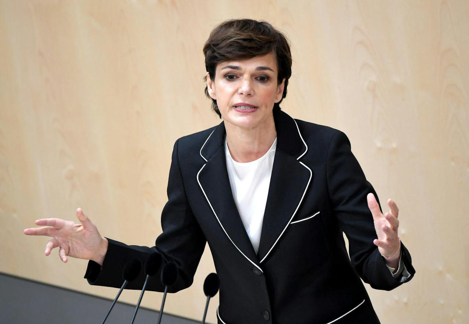 Die 48-Jährige ist die erste Frau an der Spitze der österreichischen Sozialdemokratie.