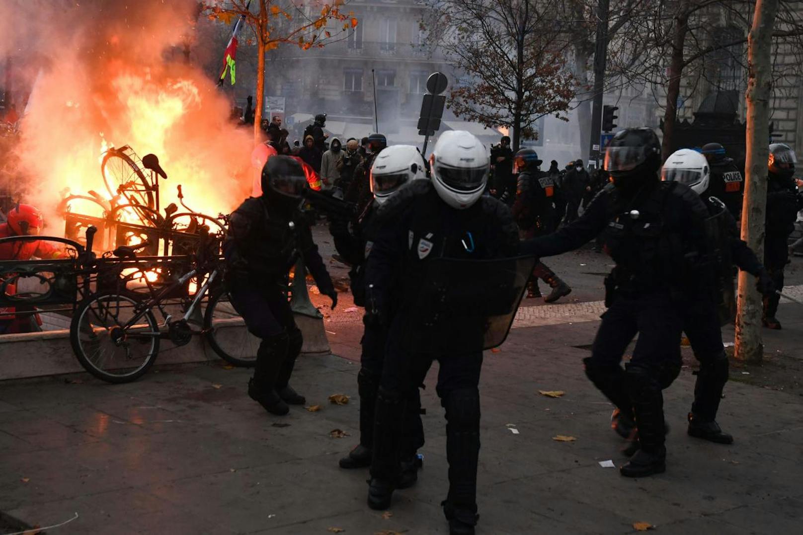 800.000 Menschen gingen am Donnerstag in Frankreich auf die Straße. In Paris kam es zu Ausschreitungen.
