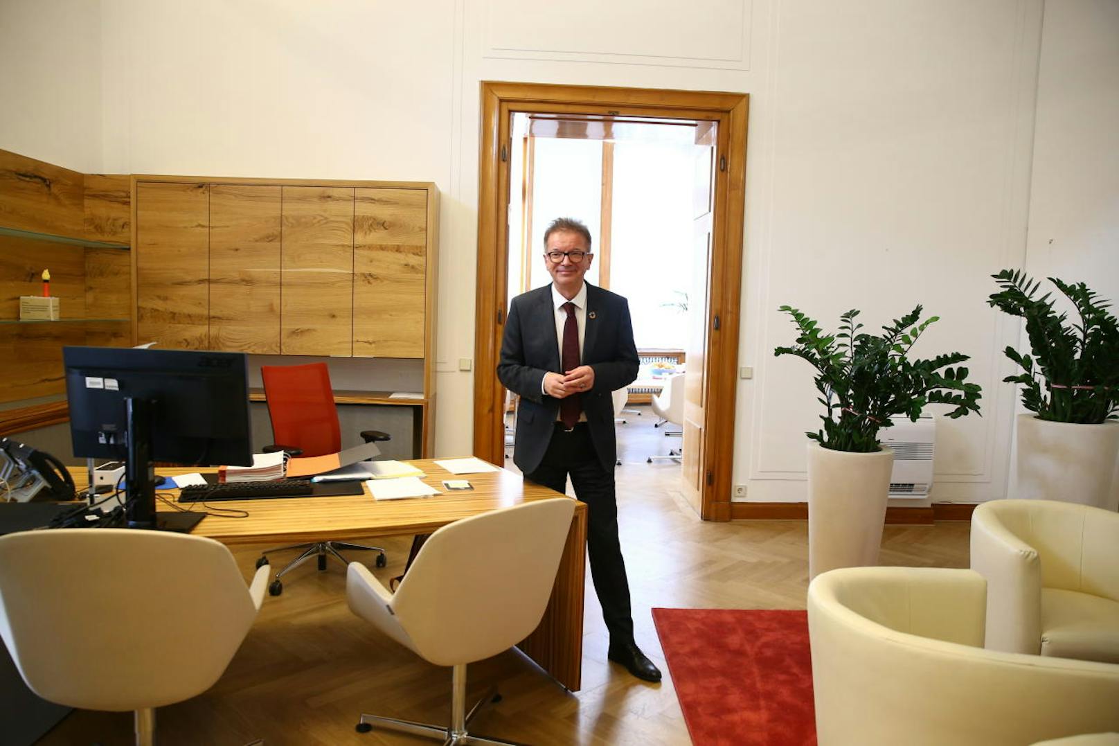 Er ist der grünste Hund Österreichs, lacht der neue Sozialminister, der also allein in seinem Büro am Wiener Ring empfängt.