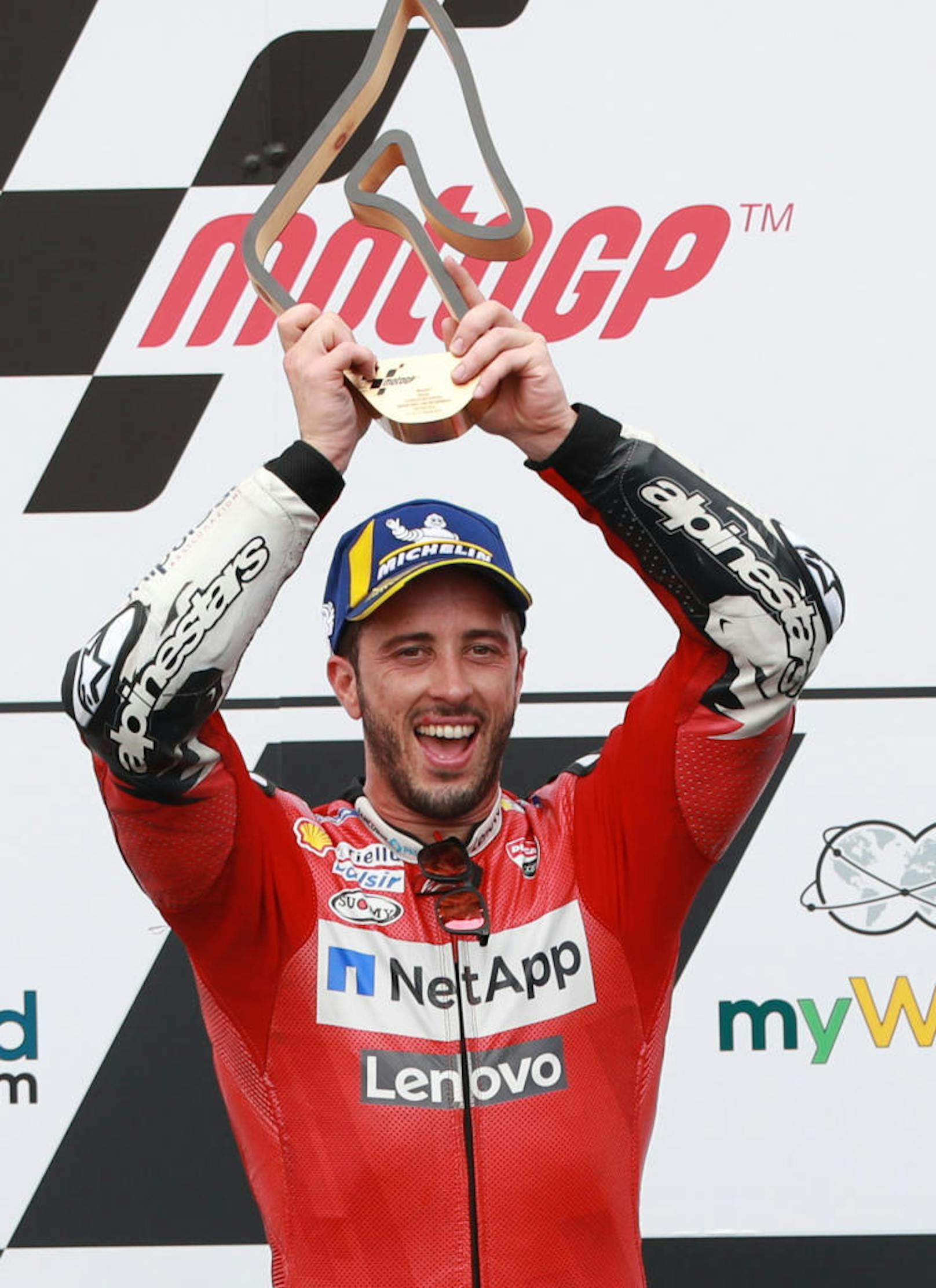Ducati-Pilot Andrea Dovizioso setzte sich um eine Reifenlänge vor Serien-Weltmeister Marc Marquez durch.