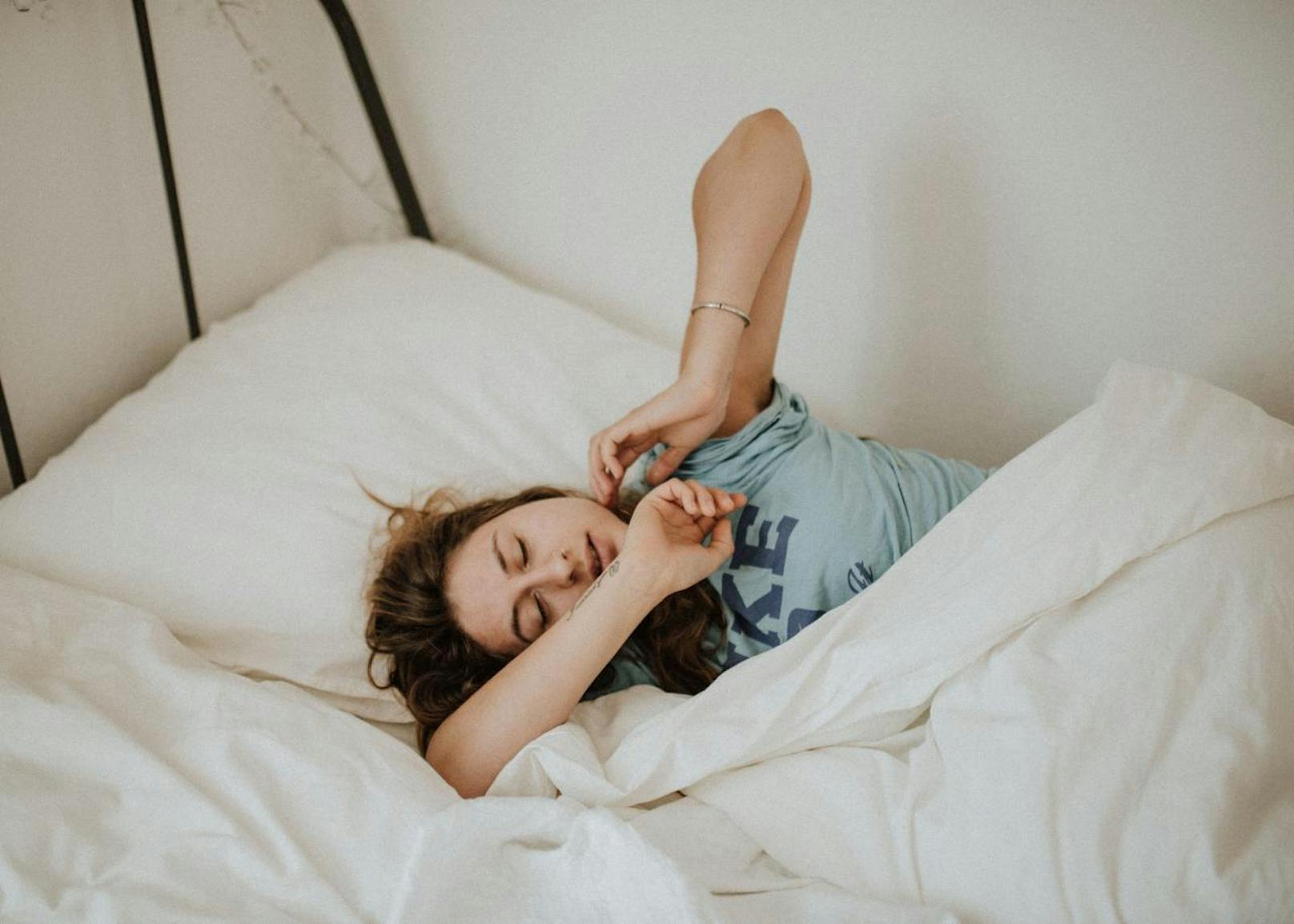 <b>3. Du schläfst in einem unregelmäßigen Rhythmus</b>
Laut Studien haben Schichtarbeiter ein höheres Risiko für Herz-Kreislauf-Probleme, Bluthochdruck und andere Krankheiten als Menschen, die einen regelmäßigen Schlafrhythmus haben.