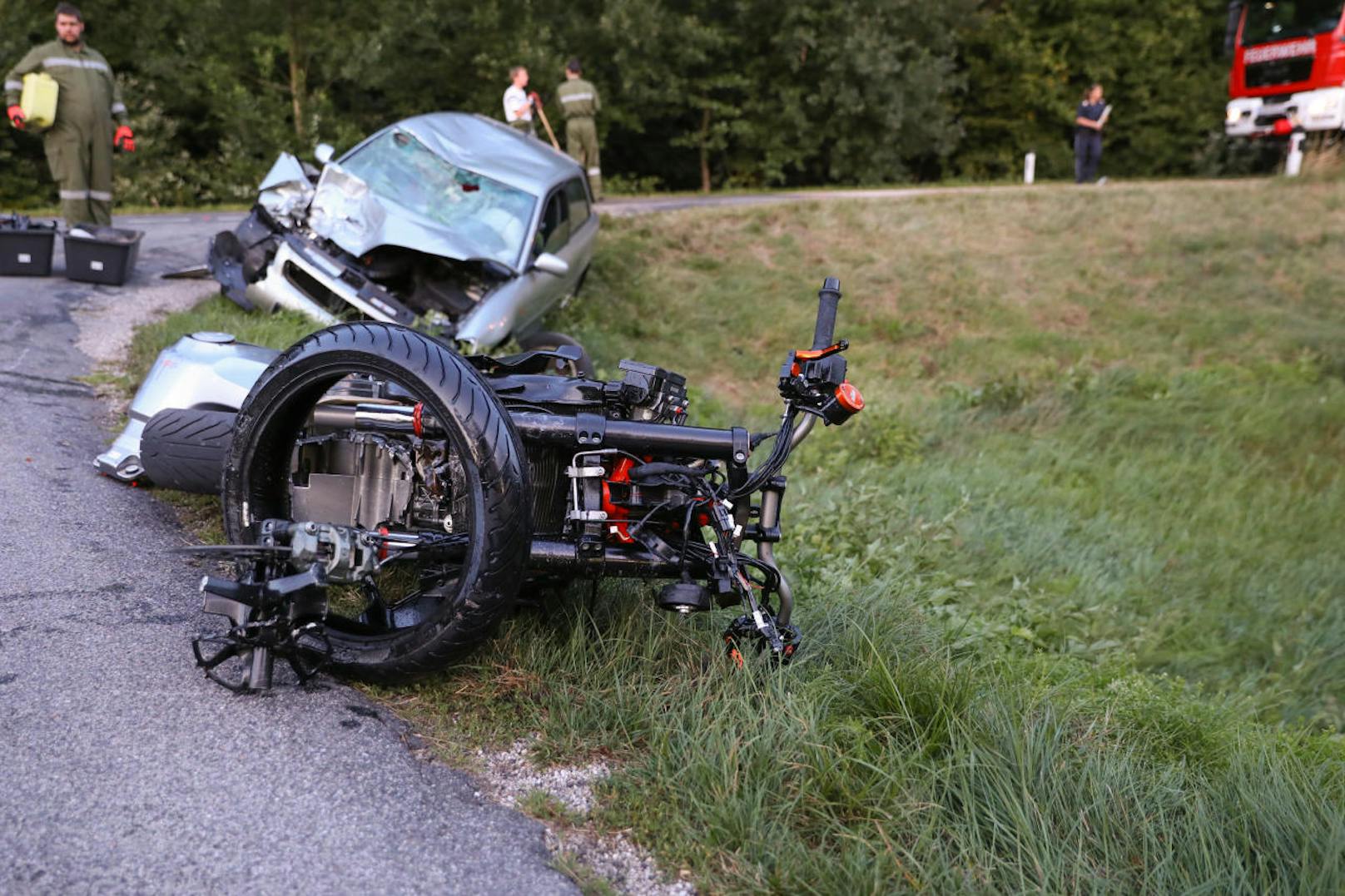Bei einer schweren Kollision zwischen einem Motorrad und einem Pkw im Gemeindegebiet von Manning (Bz. Vöcklabruck) gab es einen Toten. Trotz Reanimationsversuchen kam für den Motorradlenker jede Hilfe zu spät.