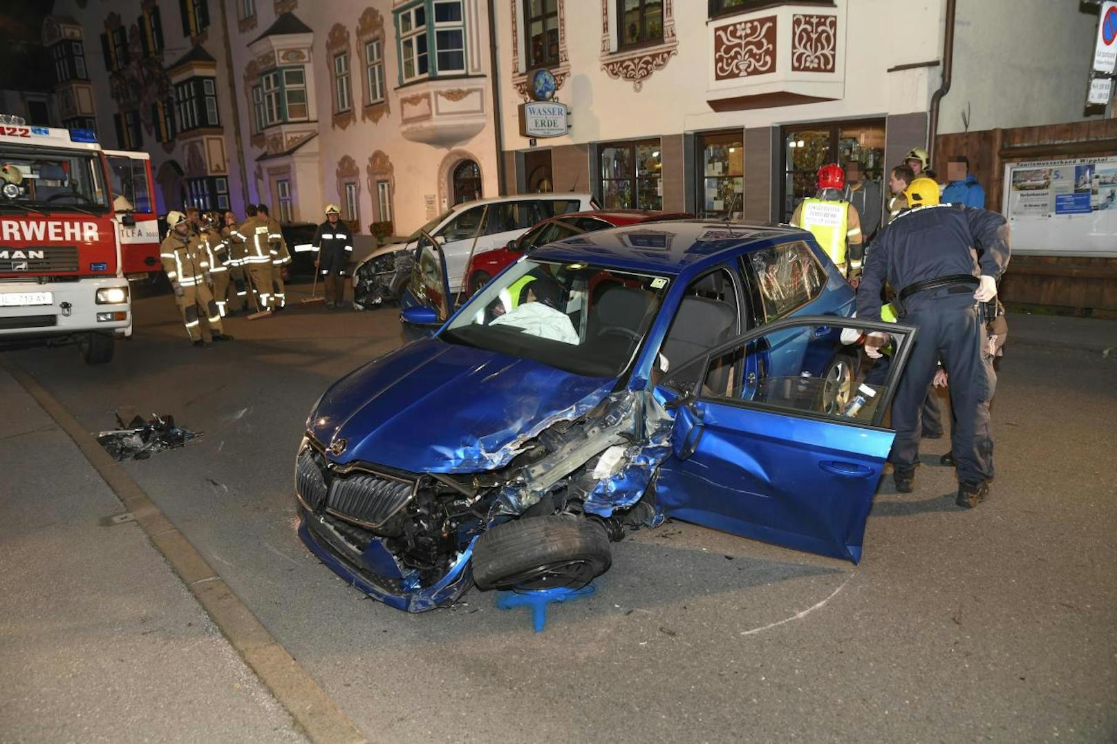 Eine 27-jährige Autofahrerin geriet auf die Gegenfahrbahn und krachte in drei geparkte Fahrzeuge.