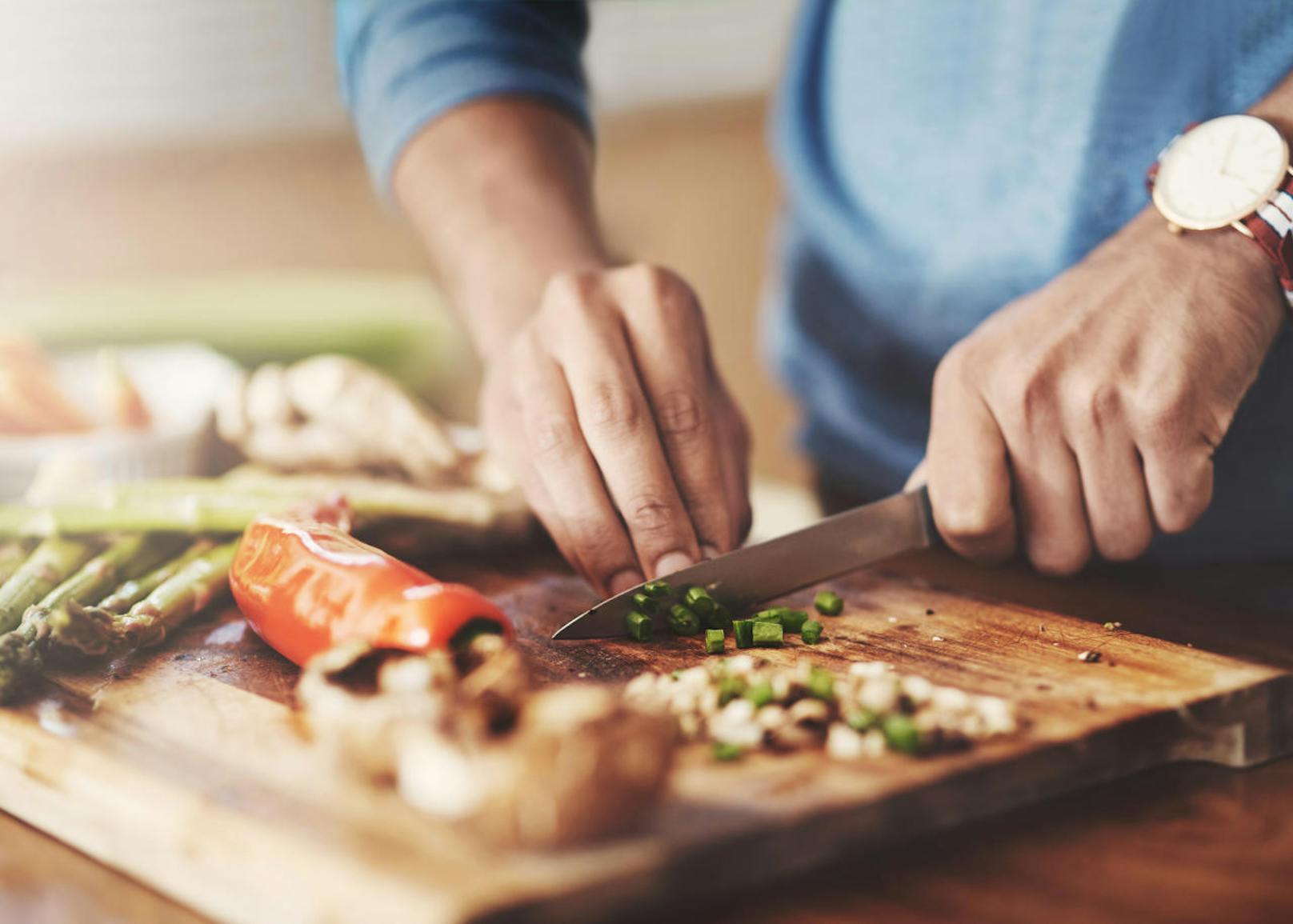 Eine gewisse Grundausstattung gehört aber in jede Küche. <b>Messer</b> sind zum Kochen unverzichtbar. Was du brauchst, ist ein großes Chefmesser für Fisch und Fleisch, ein kleines Gemüsemesser und ein Brotmesser.