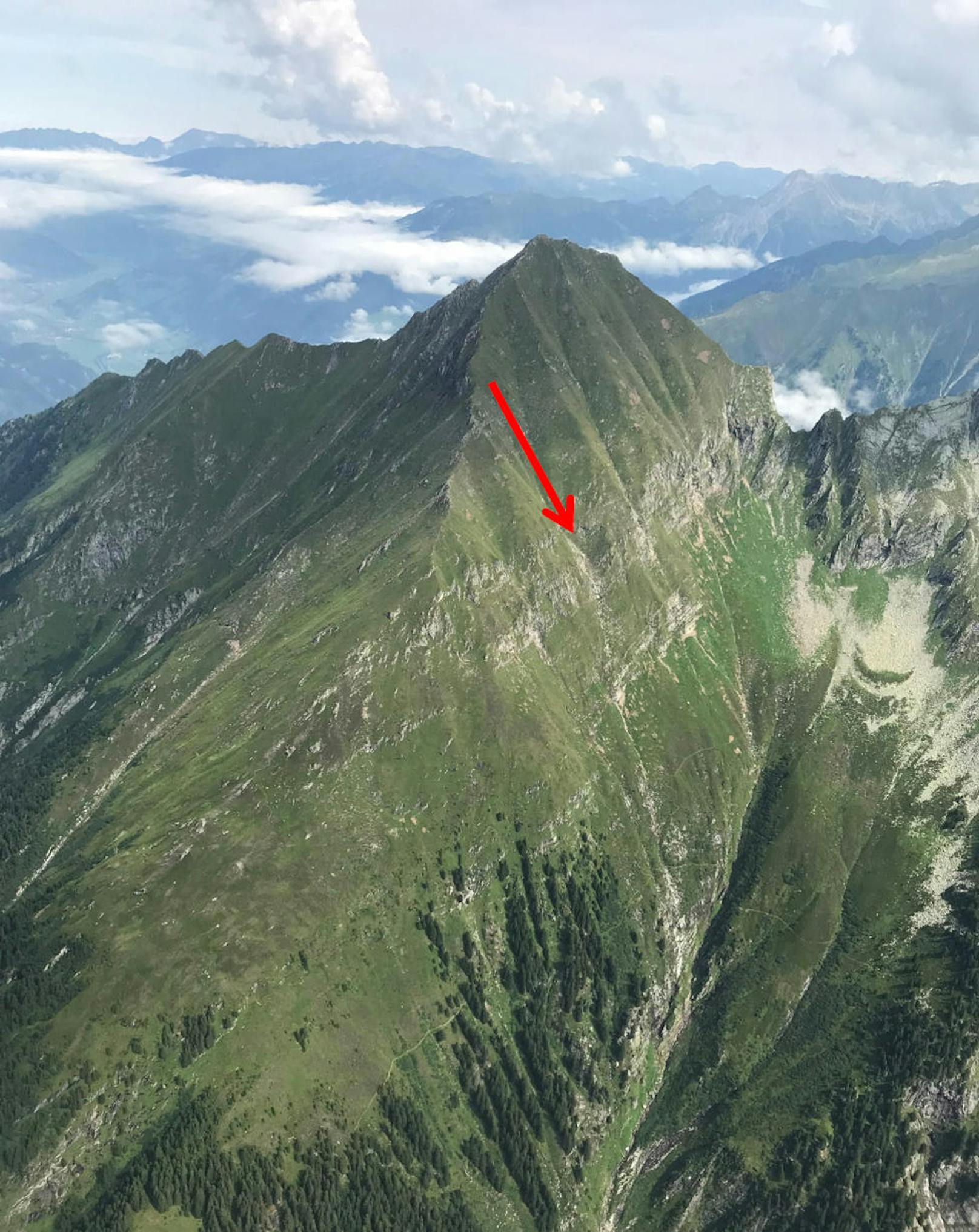 Der Paragleiter aus Deutschland war am 23. August 2019 nach einer Klettertour auf den Dristner im Tiroler Zillertal beim Auspacken seines Gleitschirms abgestürzt und tödlich verletzt worden.