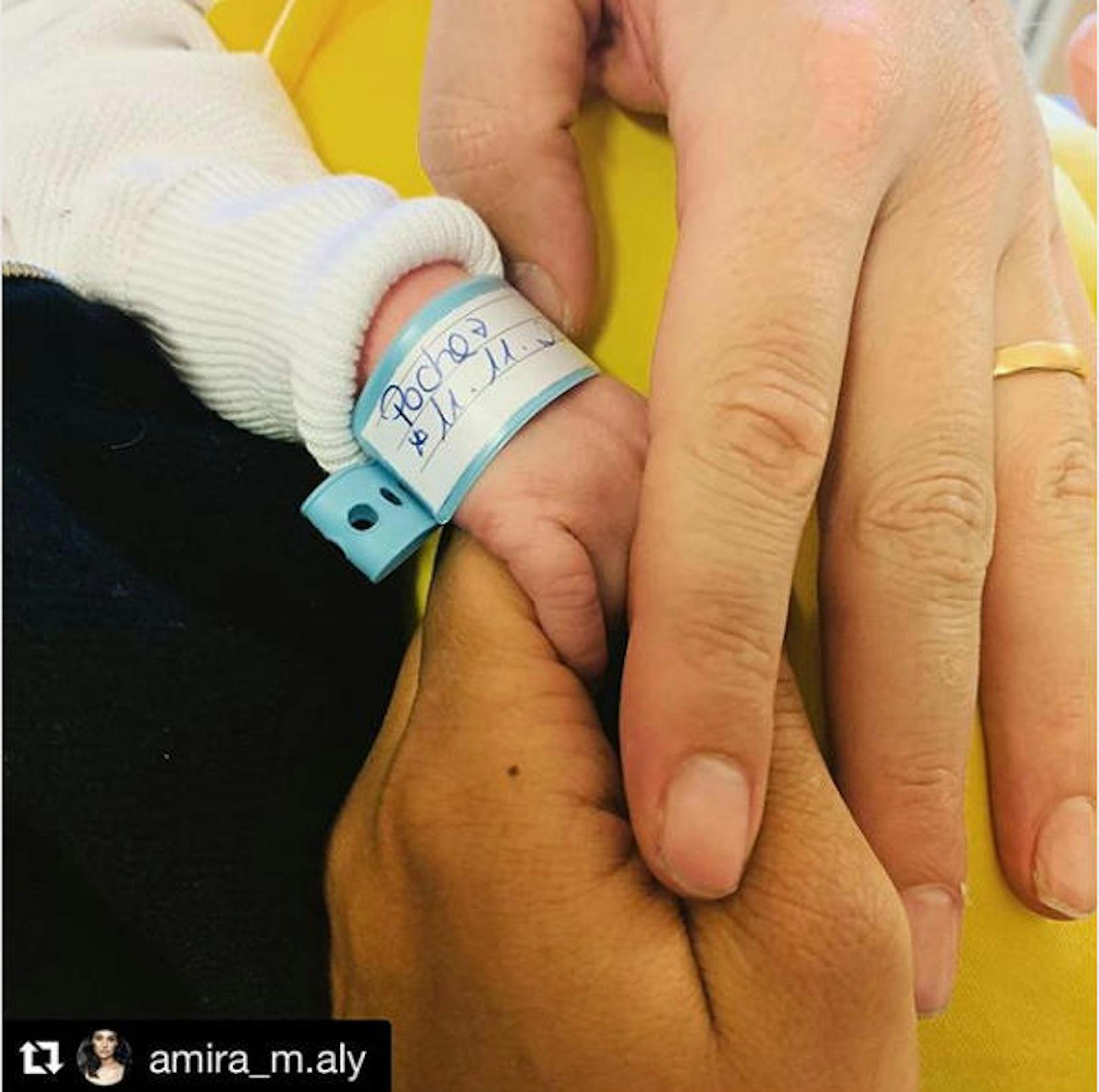 12.11.2019: Mit diesem süßen Foto kündigte Oliver Pocher die Geburt seines vierten Sohnes an. Mama der Kleinen ist das Kärntner Model Amira Aly.