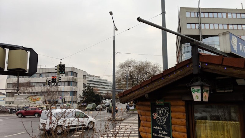 Gegenüber der "Würstelmausi": das Nordsee-Plakat.