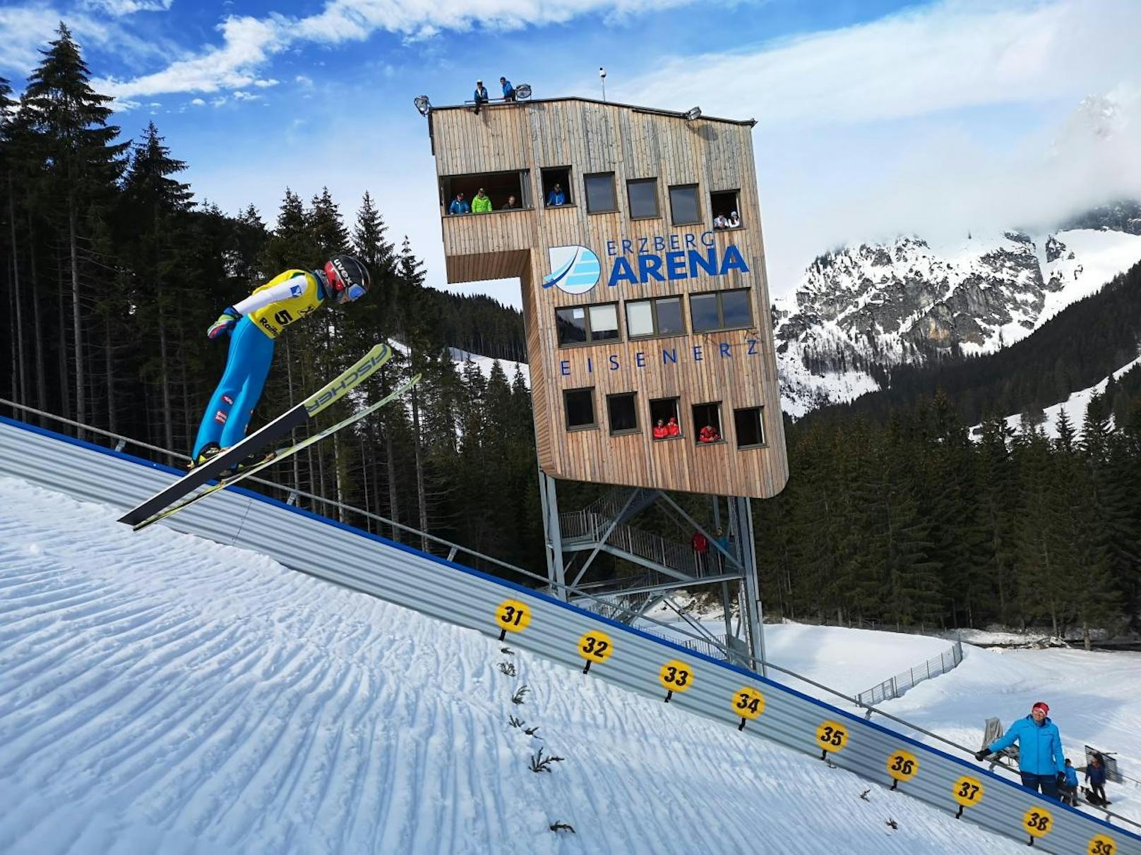 73 Meter ist meine Bestweite, erzählt sie Heute. Für alle Wiener: Das ist die Höhe des Ringturms. 100 Meter möchte ich einmal fliegen. Ich finde es einfach cool, wenn ich in der Luft bin.