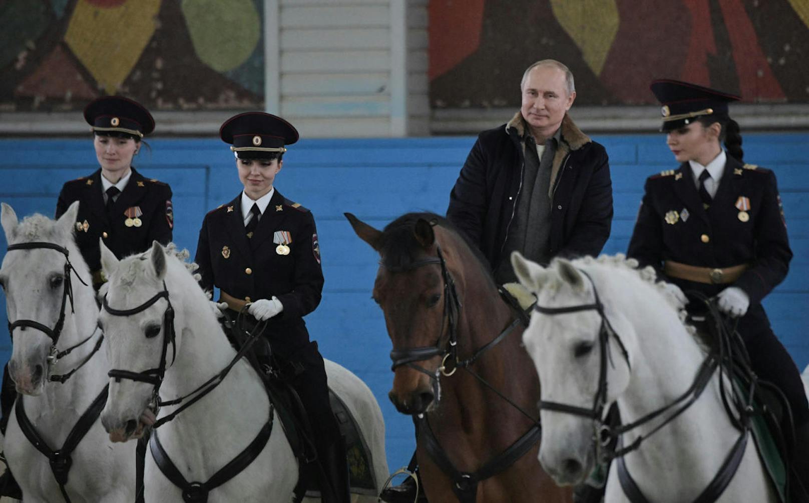 Der Meister der berittenen Pose ist aber Russlands Präsident Wladimir Putin. Er reitet für die Kameras manchmal in Begleitung,...