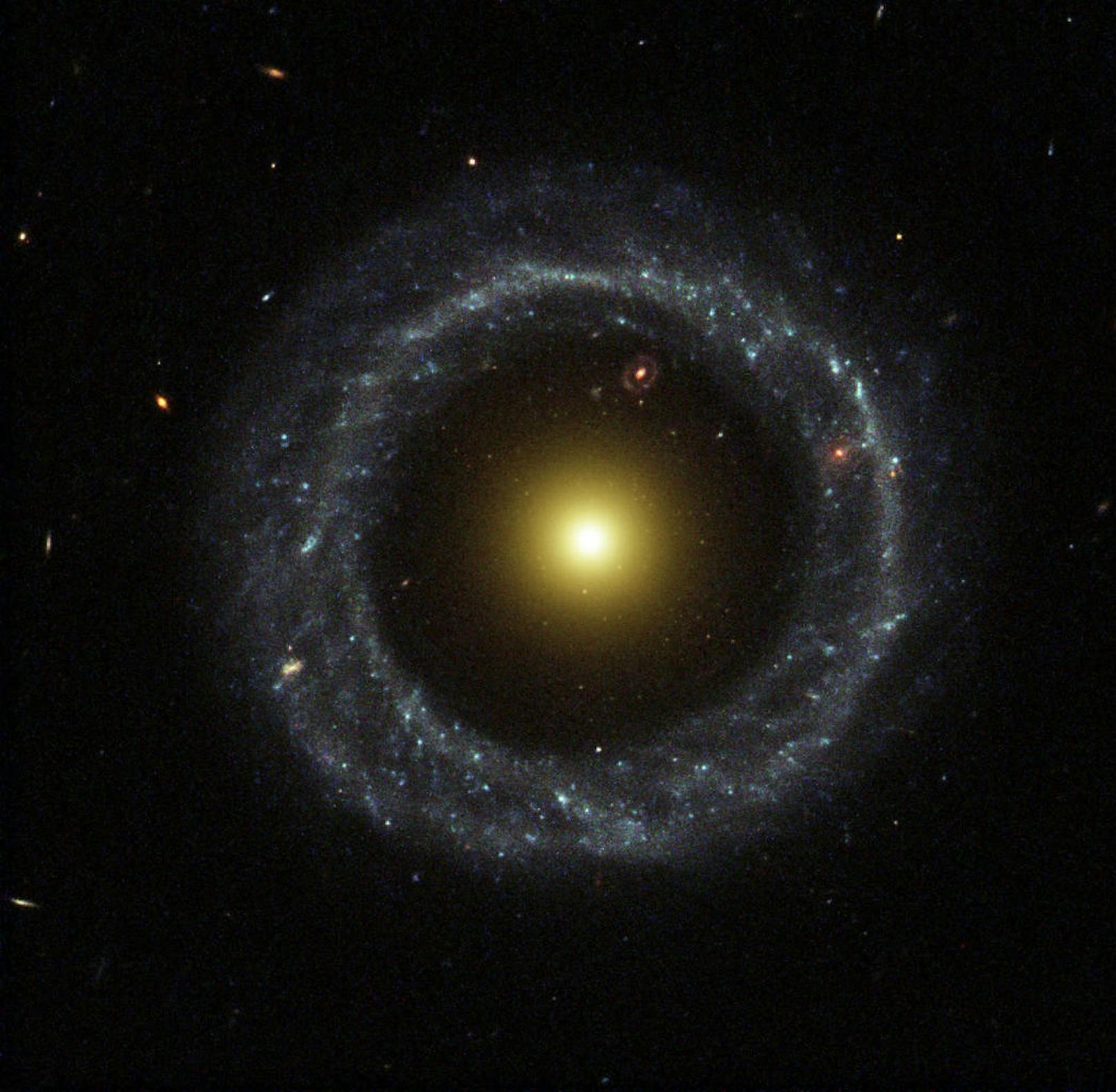 Seit ihrer Entdeckung 1950 fasziniert die Ringgalaxie "Hoags Objekt" Wissenschaftler auf der ganzen Welt. Aufnahmen des Hubble-Weltraumteleskops enthüllten ...