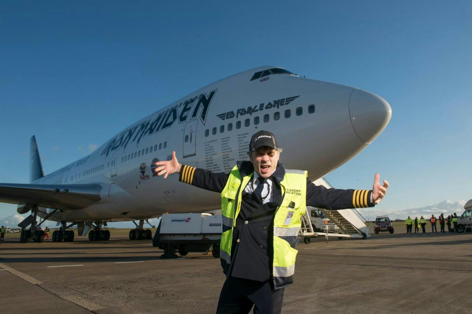 Iron-Maiden-Sänger und Pilot Bruce Dickinson fliegt am 27.10. für eine Lesung ein.