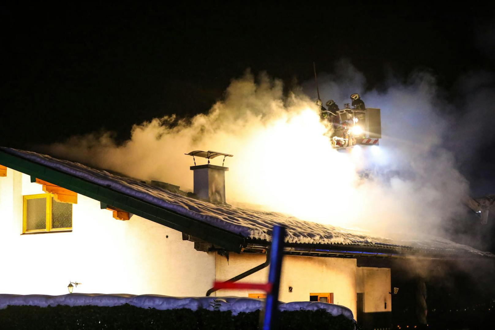 Sonntagabend brannte ein Haus in Altmünster (Bez. Gmunden). Der Christbaum hatte Feuer gefangen. 100 Mann der Feuerwehr waren im Einsatz.