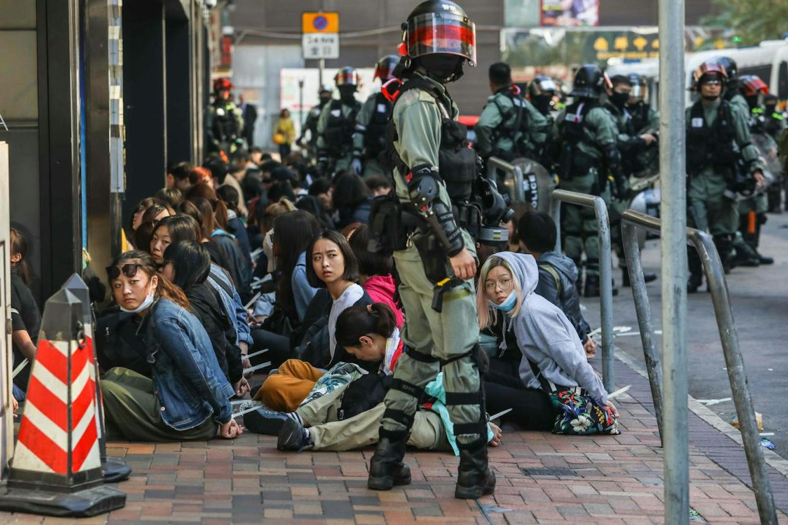 Noch immer sind Hunderte Demonstranten in der Polytechnischen Universität von der Polizei eingekesselt.