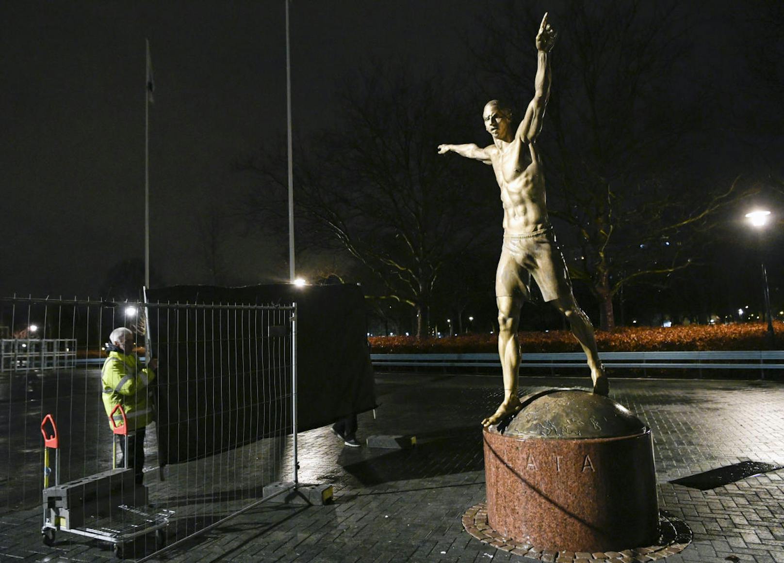Die Statue von Zlatan Ibrahimovic vor dem Stadion von Malmö FF wurde schon zum Zweiten Mal durch Vandalen beschädigt. 