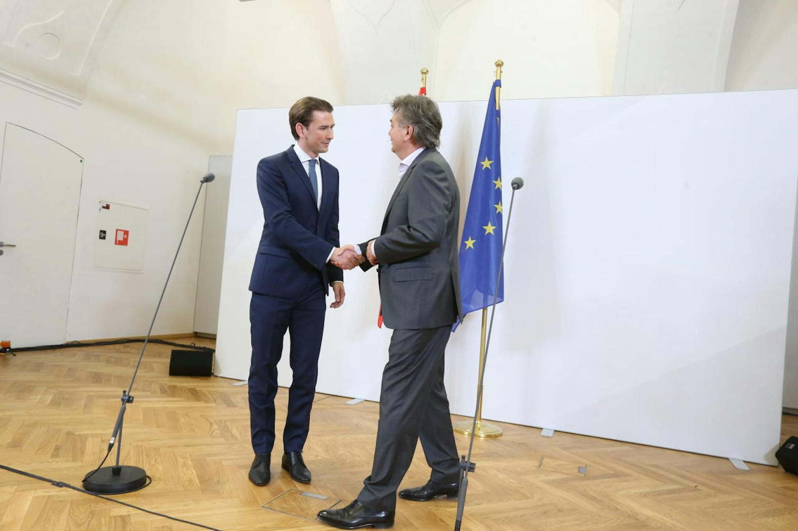 Das neue Spitzenduo der österreichischen Innenpolitik. Handshake zwischen dem designierten Bundeskanzler und seinem Vize.