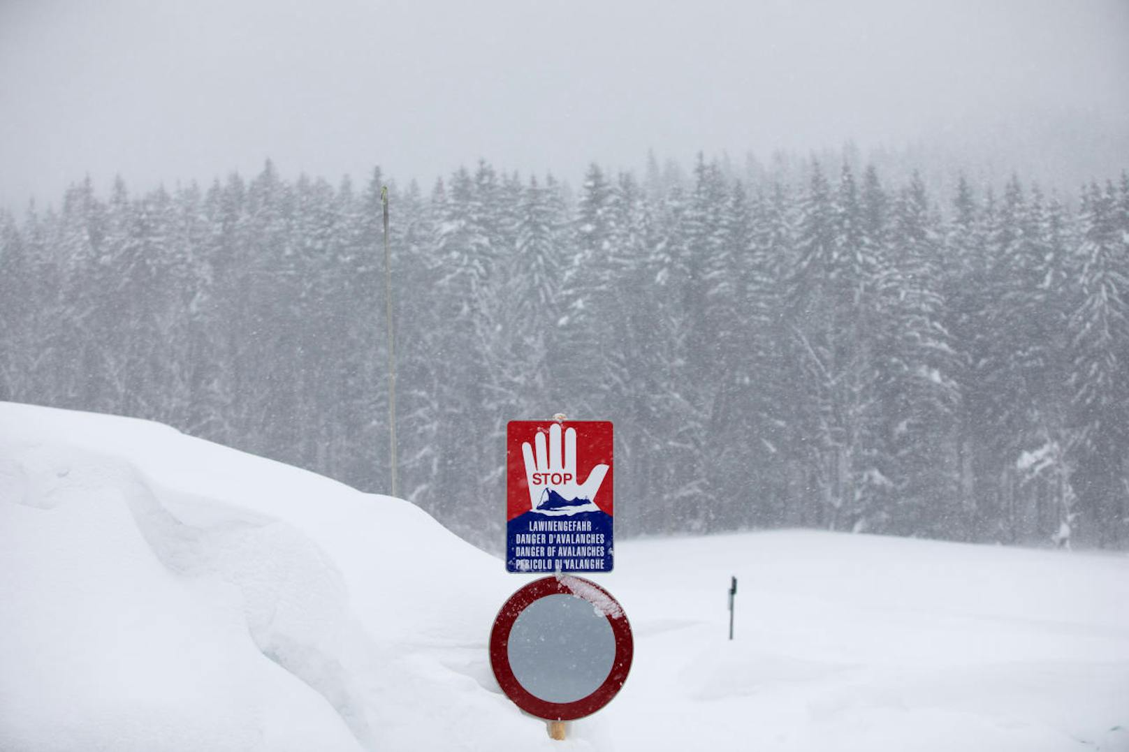 Ein Lawinen-Gefahr Schild nach Lackenhof am Ötscher in Niederösterreich. Im Gebiet um Lackenhof sind in der letzten Woche 2 Meter Schnee gefallen. 