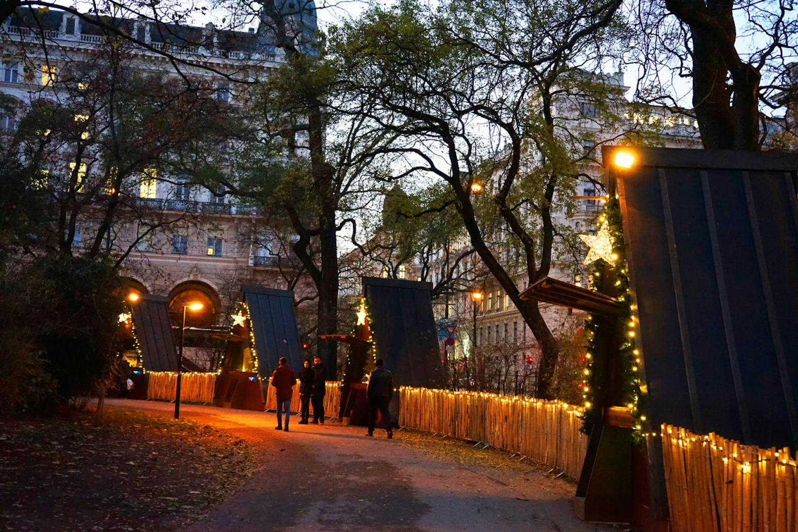 Romantische Momente lassen sich auch bei einem gemütlichen Spaziergang durch den Weihnachtstraum erleben.