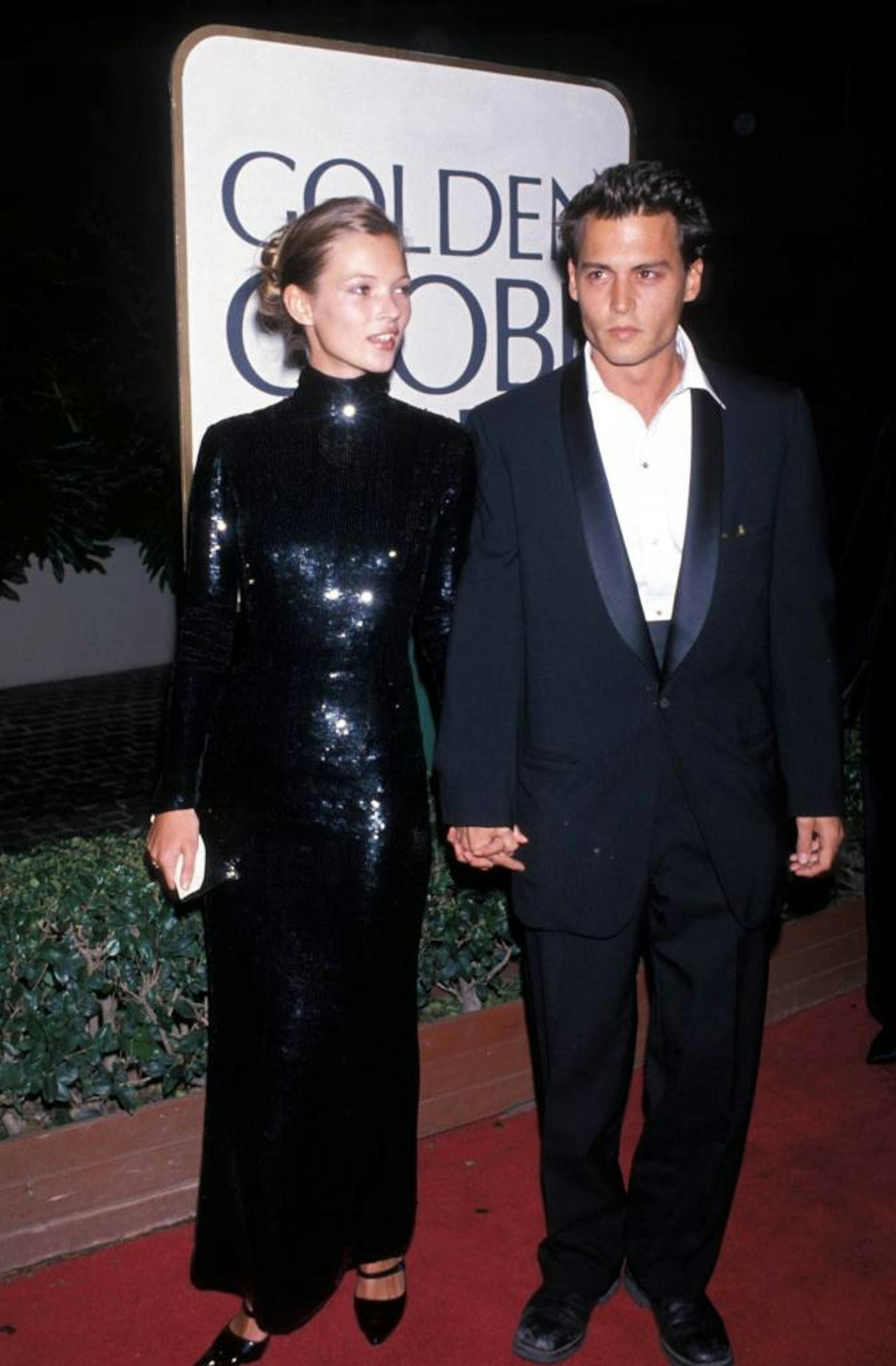 Das Jahr, in dem Johnny Depp und Kate Moss über den roten Teppich bei den Golden Globes schwebten, trug sie ein simples Pailletten-Kleid in Schwarz. Der Rolli ist 2019 wieder zurück und dieses Kleid mehr als tragbar!