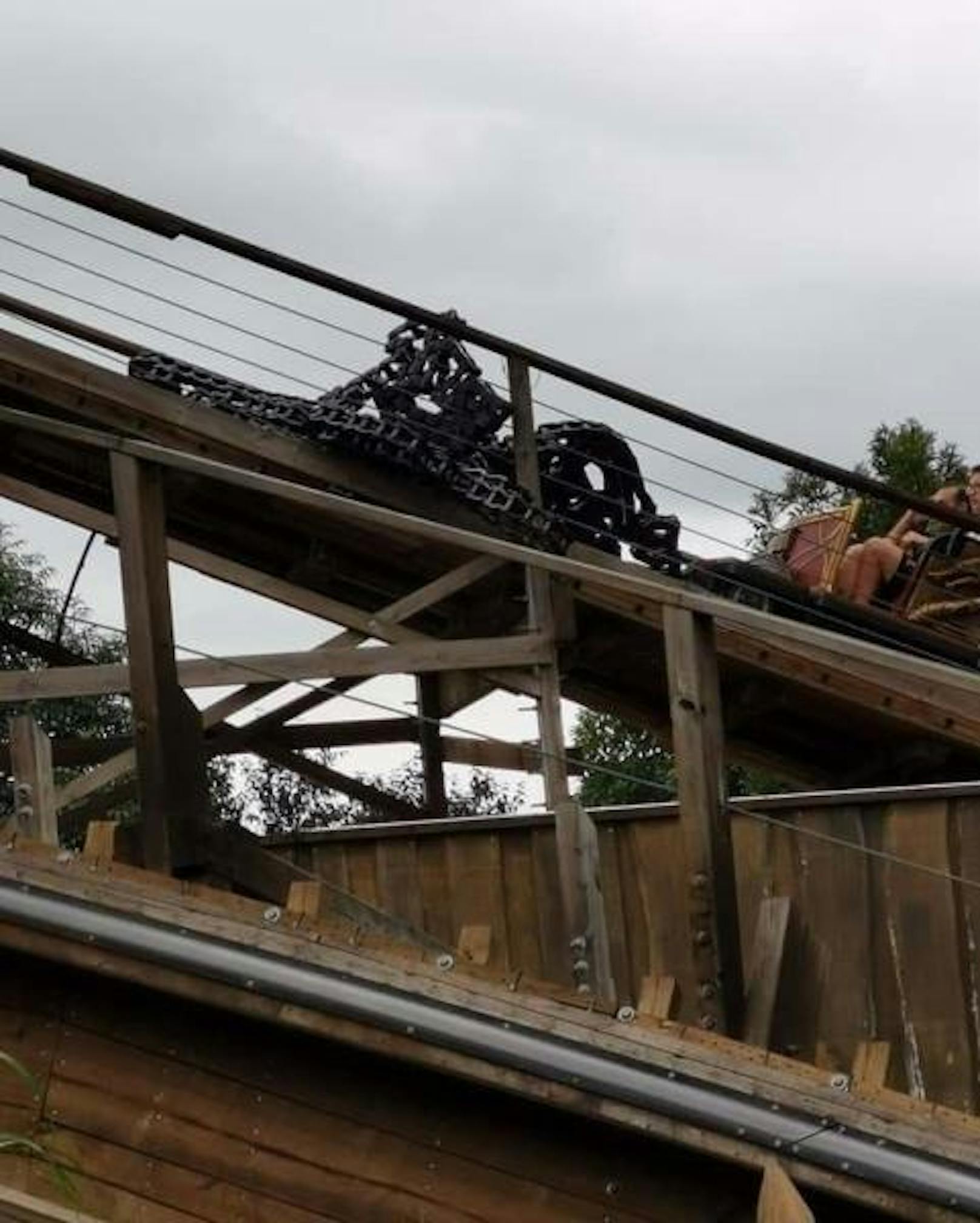 Bei der Holzachterbahn Wodan im Europa-Park ist am Dienstag eine Stahlkette, welche die Wagen nach oben zieht, gerissen.
