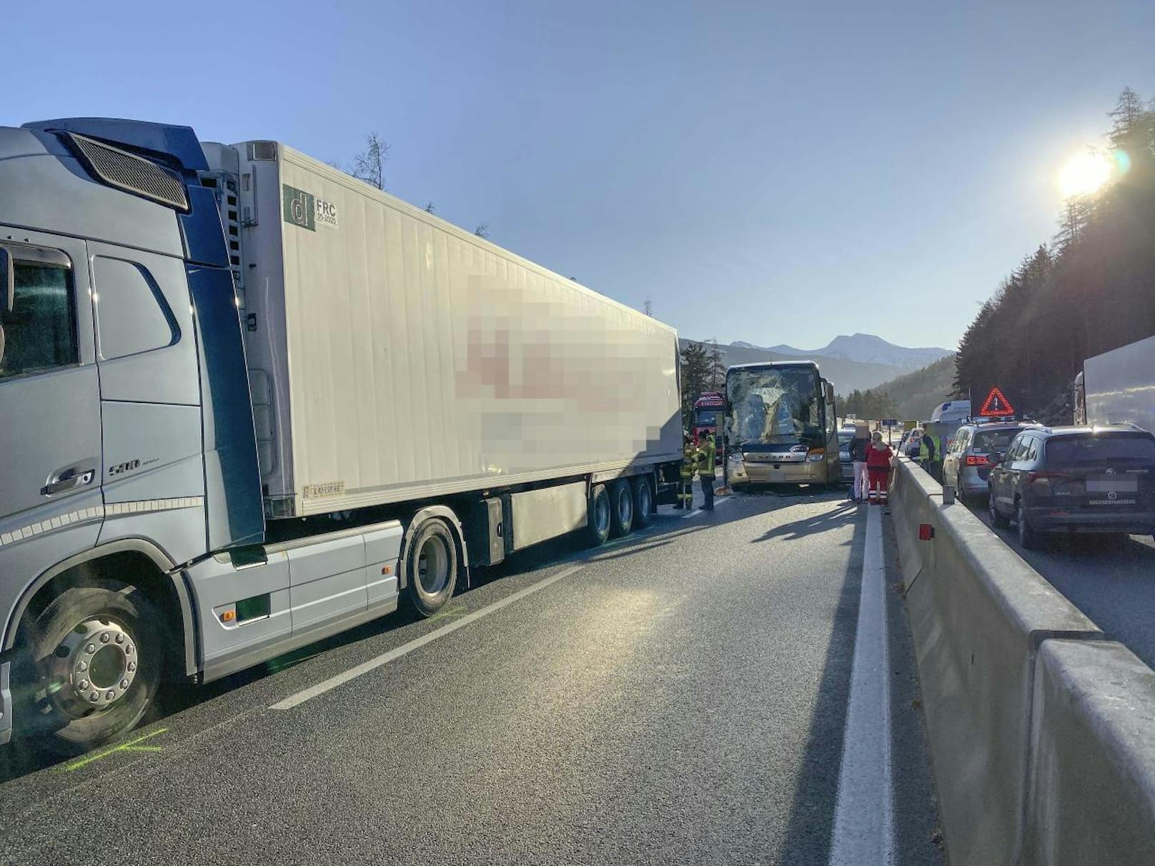 4. Dezember 2019: Kurz vor der Hauptmautstelle Schönberg ist es auf der A13 Richtung Innsbruck zu einem schweren Unfall zwischen einem Reisebus und einem Lkw gekommen.