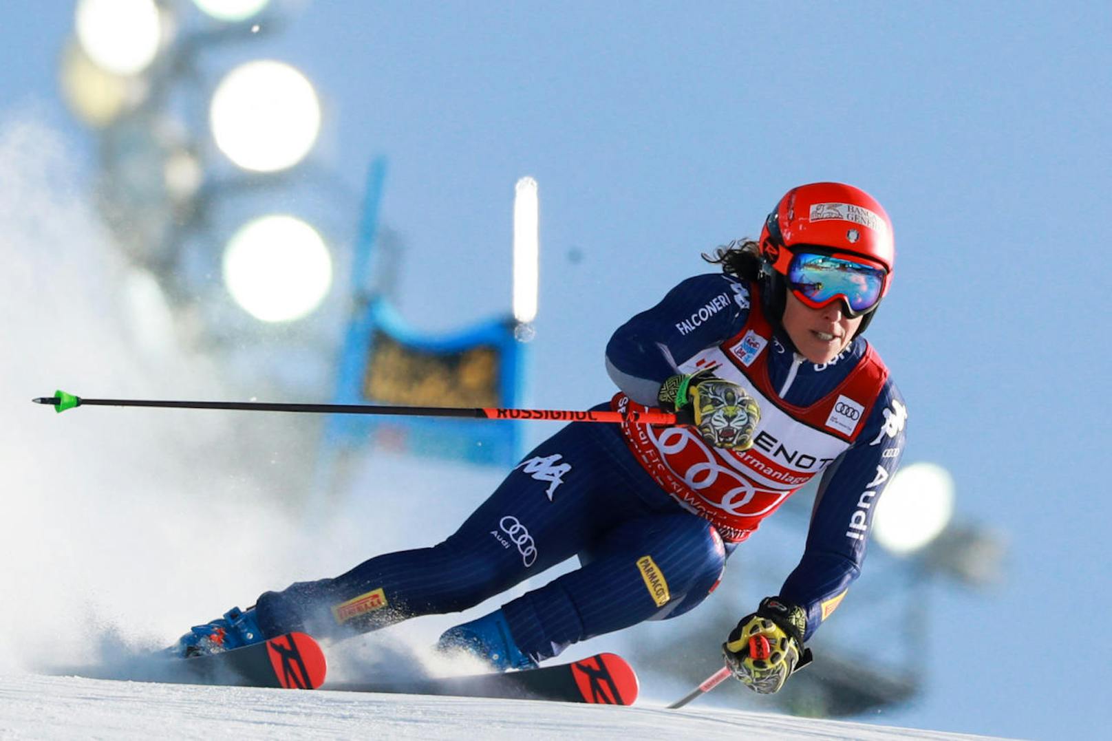 Danach reisten die Ski-Damen nach Sestriere weiter. Im Riesentorlauf gab es gleich zwei Siegerinnen. Petra Vlhova (Svk) siegte zeitgleich mit Federica Brignone (It). Um nur eine Hundertstel geschlagen: Mikaela Shiffrin (US). Schwer geschlagen wurden die Österreicherinnen. Katharina Liensberger wurde 17. und somit beste ÖSV-Dame.