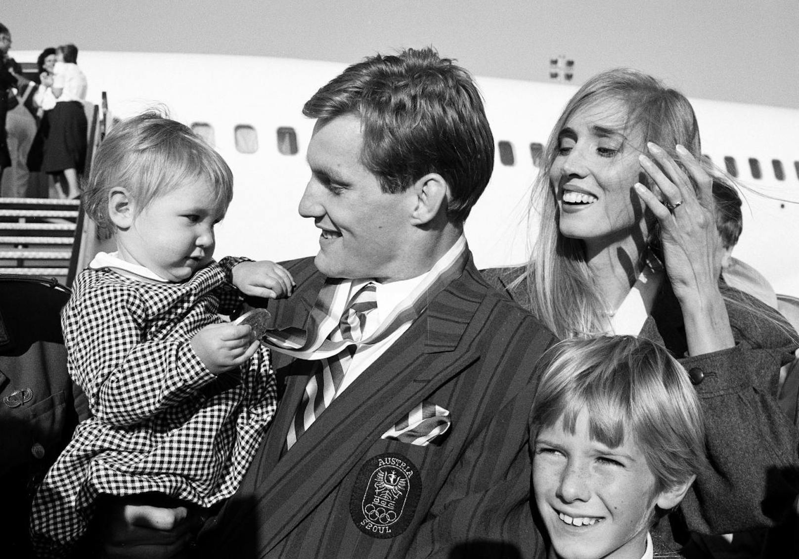 Dementsprechend groß ist der Jubel bei seiner Rückkehr. Seisenbacher ist am sportlichen und privaten Zenit. Hier ist er mit seiner Frau und seinen beiden Kindern zu sehen, die ihn am Flughafen Wien-Schwechat empfangen.