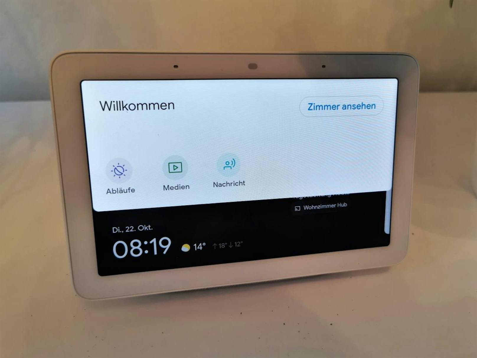 Geht das Licht ganz aus, zeigt der Google Nest Hub noch schwach die Uhrzeit auf schwarzem Hintergrund an. Auf Befehl "Bildschirm aus" kann man ihn auch gänzlich schwarz schalten. Praktisch: Es lassen sich Nachrichtenroutinen festlegen.