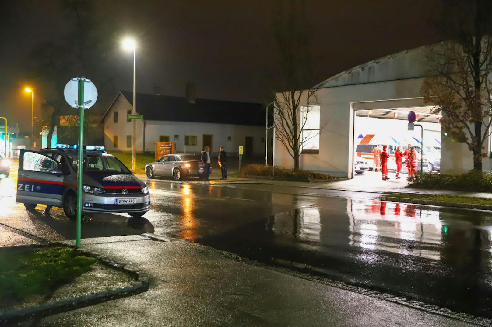 Dreister geht es nicht mehr: Ein Mann parkte am 22. Dezember 2019 seinen Chrysler 300C direkt vor die Rettungsausfahrt neben dem Klinikum Wels und ging davon.