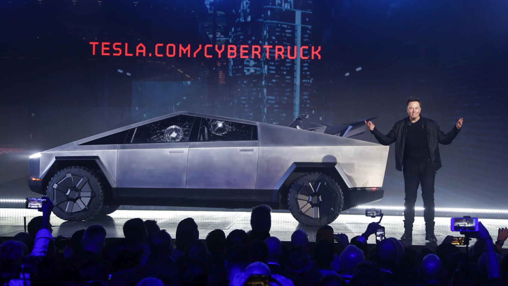 Mit viel Effekthascherei hat Tesla-Chef Elon Musk seinen Cybertruck präsentiert. Doch bei der Vorführung kam es zu einer peinlichen Panne: Das vermeintlich kugelsichere Panzerglas zerbrach.