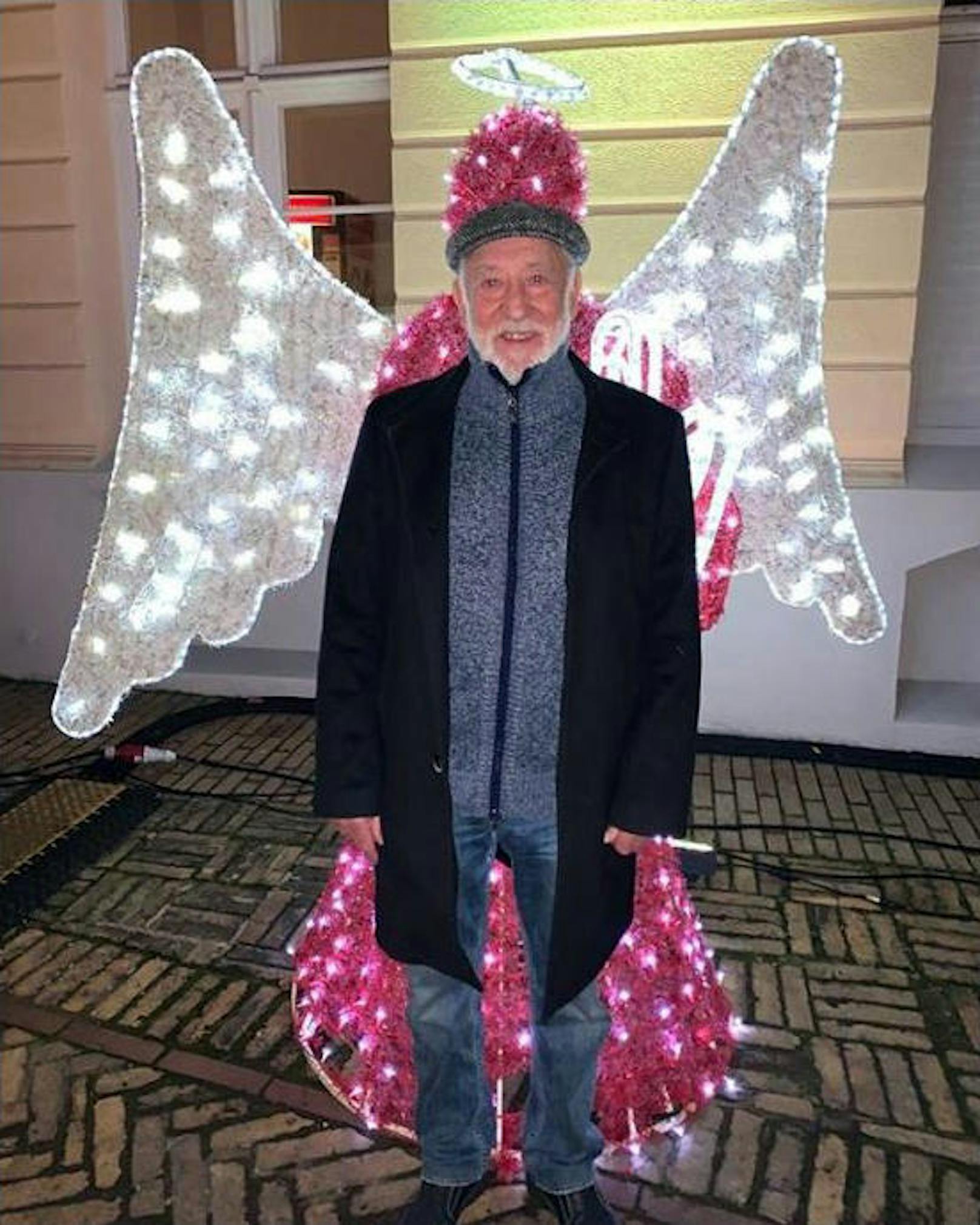 23.12.2019: Kommt ein Weihnachtsengerl geflogen: Dieter Hallervorden schmückt sich mit einem fremden Heiligenschein und lässt sich Flügerl wachsen. Ach ja, zu Weihnachten ist ihm auch mehr als nur ein Licht aufgegangen. Diese Erleuchtung teilt er mit uns. 