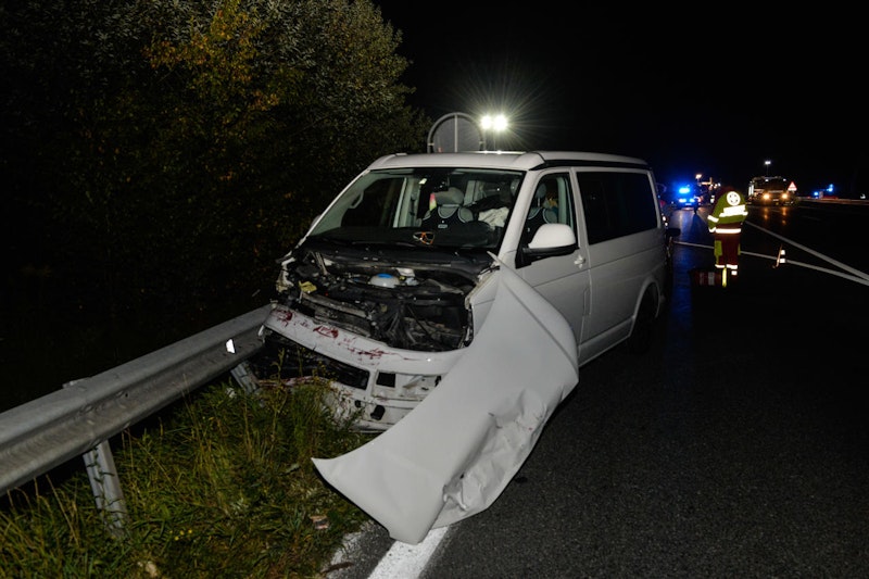 Auf der A12 bei Hall in Tirol kam es am Sonntagabend zu einem tragischen Unfall. Ein Mann verbrannte in seinem Fahrzeug.