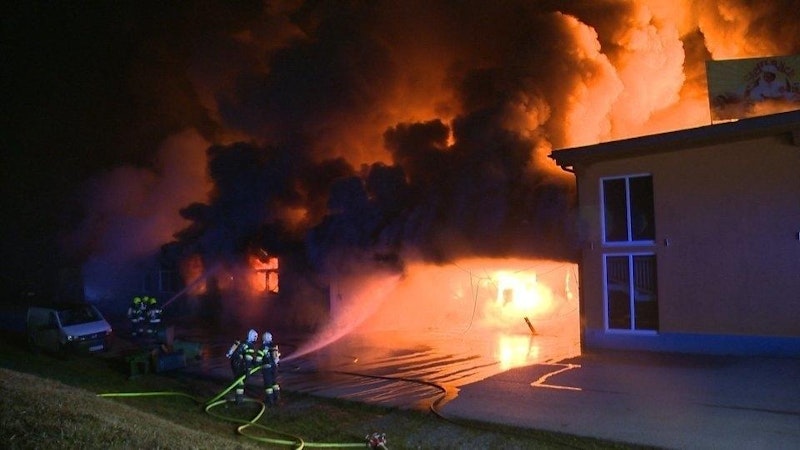 Am 21. Oktober gegen 22:23 Uhr ging bei der Bereichsfeuerwehrzentrale Liezen der Notruf ein. In einer Großbäckerei in Haus im Ennstal war Feuer ausgebrochen. Trotz des Großeinsatzes der Feuerwehren brannte der Betrieb nieder.