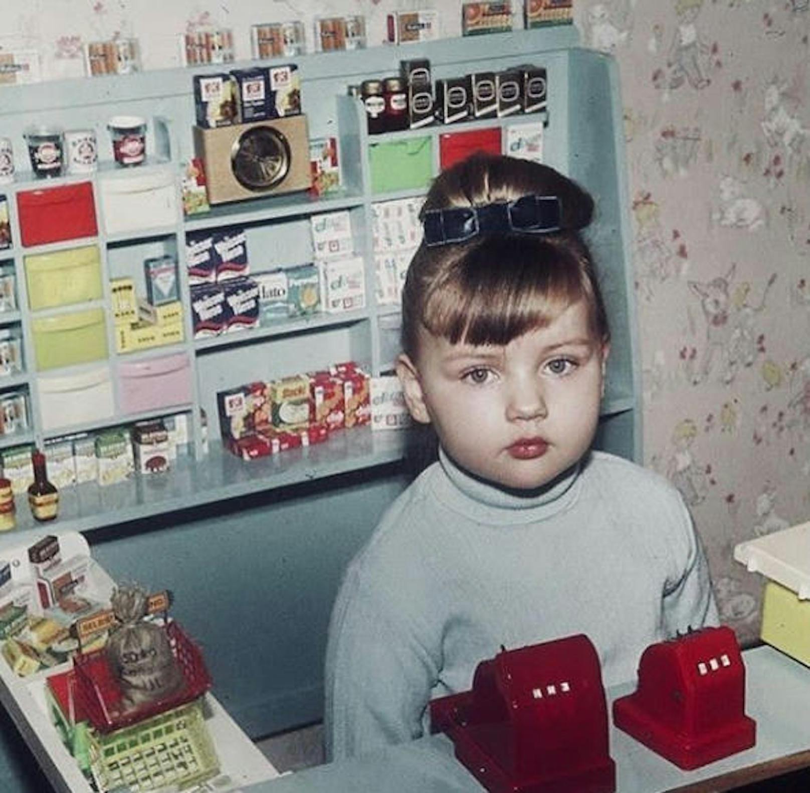 30.1.2020: Auf diesem Foto ist Schauspielerin<strong> Veronica Ferres</strong> gerade mal drei Jahre alt. "Ob ich Spaß im Verkauf hatte? Wenigstens saß die Schleife mit drei Jahren", schrieb sie dazu. 