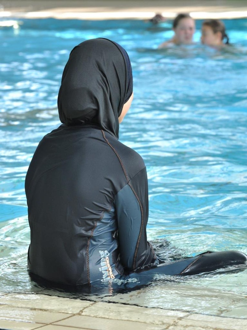 In dem schweizer Schwimmbad ist nur "europäische" Bademode gestattet.