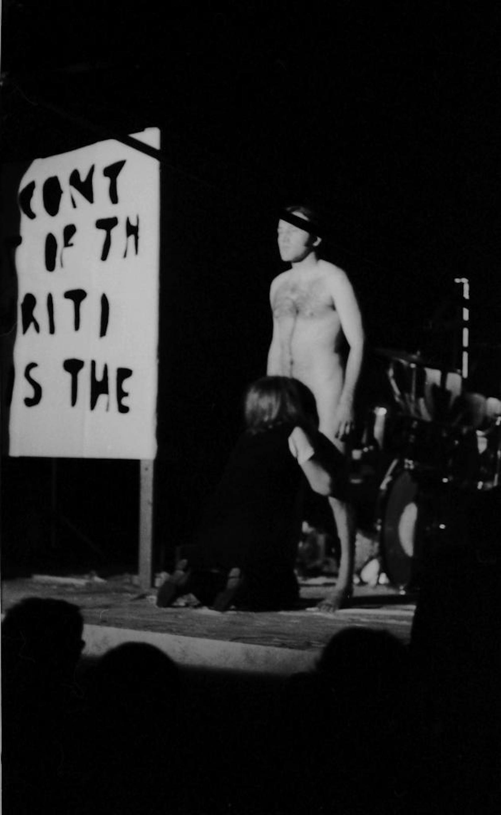 Eine provokante Anti-Vietnam-Aktion geriet 1969 in Zürich außer Kontrolle. Im Nazi-Duktus beschimpfen die Künstler das Publikum, dann deutet Valie Export Oralverkehr an. Schließlich greift sie zur Peitsche, er zu Stacheldrahtballen und sie gehen auf das Publikum los. Der Protest führt zur Panik: Das Publikum stürmte die Bühne, die Polizei wartete bereits an den Hinterausgängen.