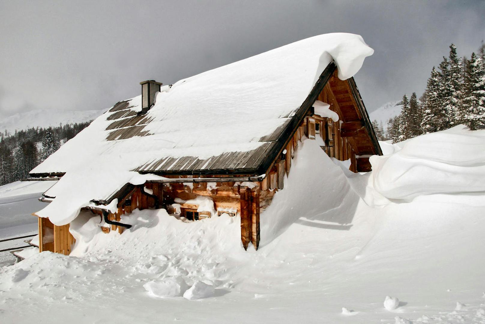 Dächer (auch von Fahrzeugen) sollten wenn möglich vom Schnee befreit werden, damit sich plötzlich lösende Schnee- und Eisplatten nicht zur Gefahr werden.