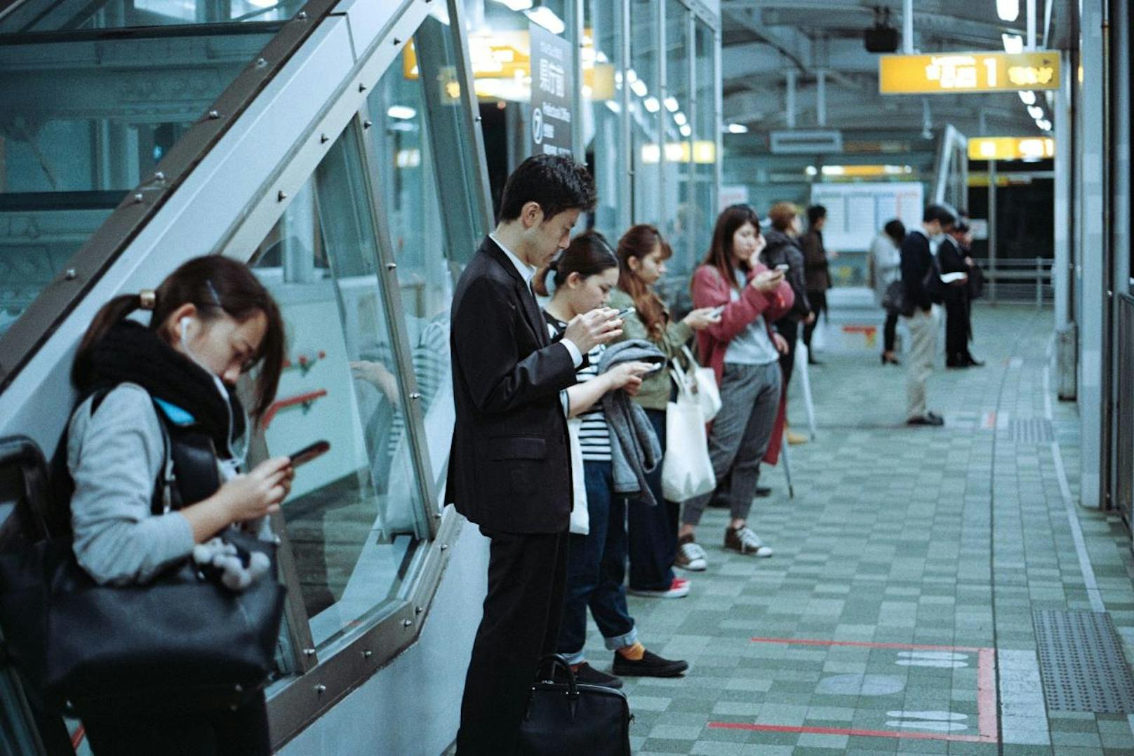 Die Funktionen eines Smartphones sind so allumfassend, dass ein Verzicht dann mit einer Mangelerscheinung gleichzusetzen ist. 40 Prozent der Südkoreaner geben an Angstzustände zu haben, wenn sie ihr Handy nicht dabei haben.