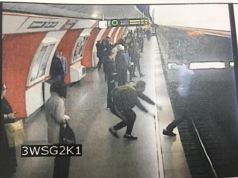 Brutal schubst er das Opfer vor die U-Bahn.