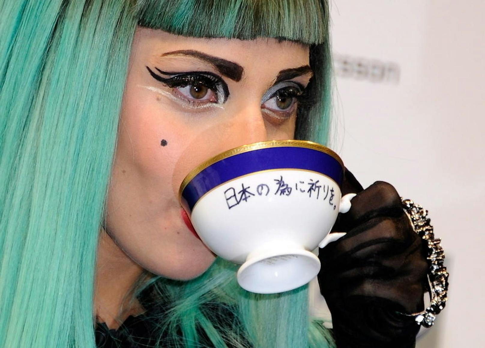 Extravagente Eyeliner Kreationen, wie Kleopatra sind Lady Gaga's Karrierebegleiter.