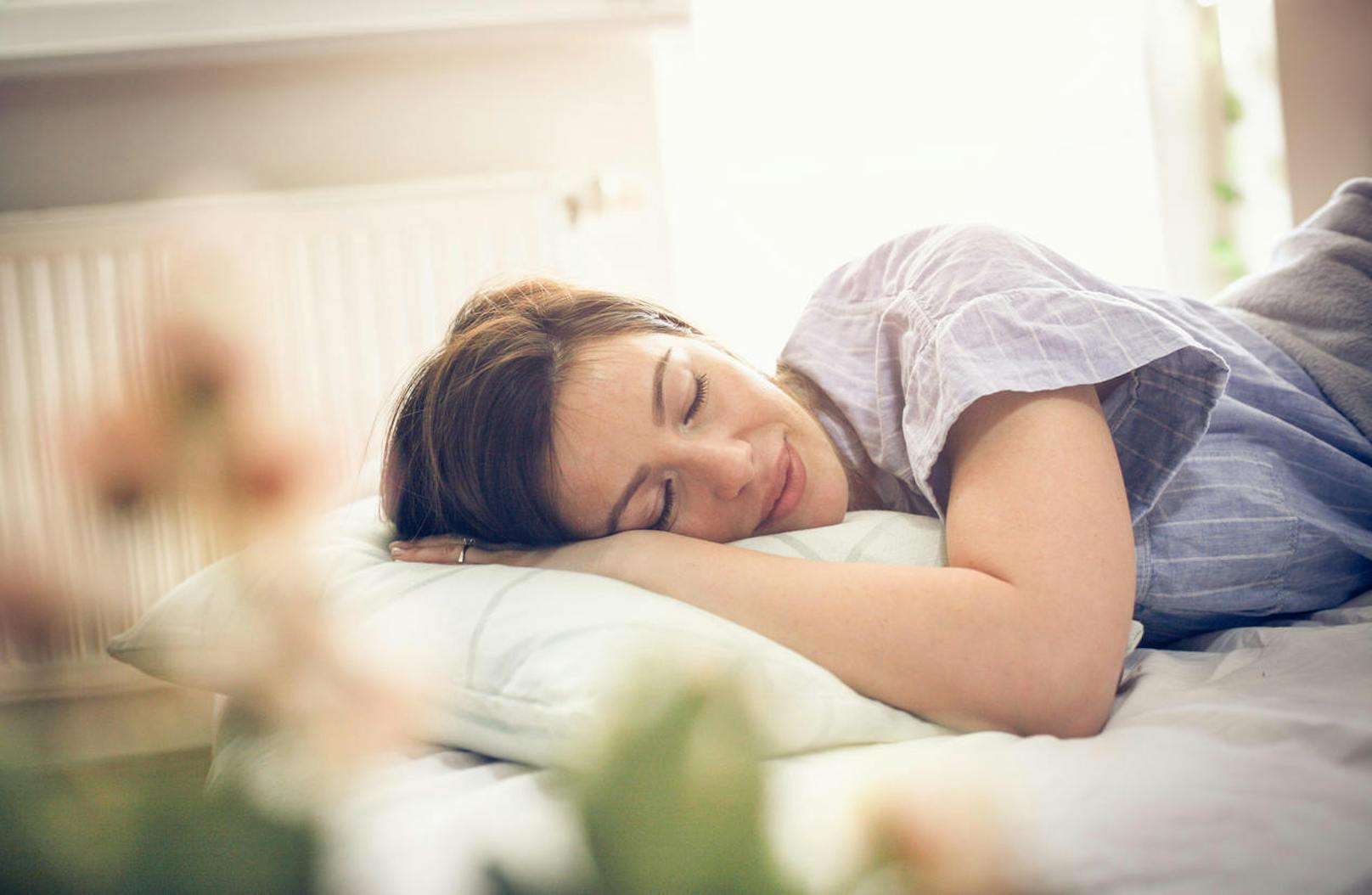 Danach bereitet sich der Körper langsam auf das natürliche Erwachen vor: Der Schlaf wird leichter, die Körperkerntemperatur steigt und auch der Pegel des Stresshormons Cortisol erhöht sich.