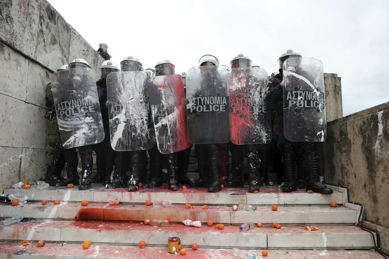 Eine Polizeieinheit nach Auseinandersetzungen mit nationalistischen Demonstranten.